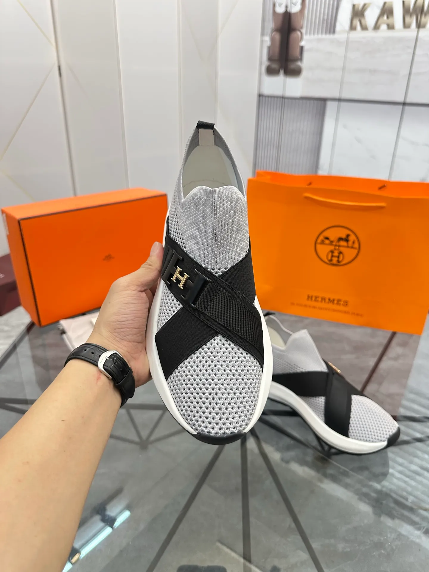 Selling men's shoes 💰: 💰P600¥ High-end top quality Product trademark: Hermes * "Hermès*" low-cut casual shoes Regular size: 38-45 (can be customized to 46) Product materials: upper imported from the counter original fly weave, breathable lining, cowhide foot pads, original outsole. No.: 001